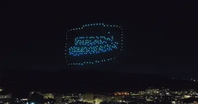 Espetáculo de drones temático com animações luminosas