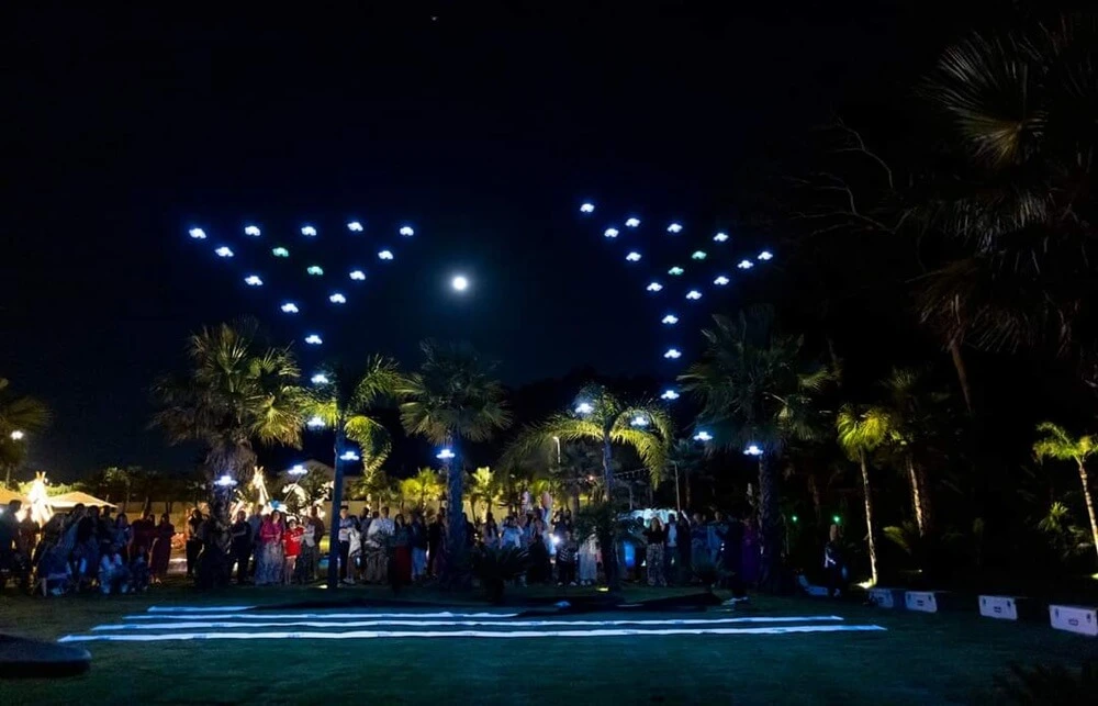 Espetáculo noturno de drones luminosos a formar coreografias no céu, criando um ambiente visual impressionante para eventos exclusivos e celebrações ao ar livre.