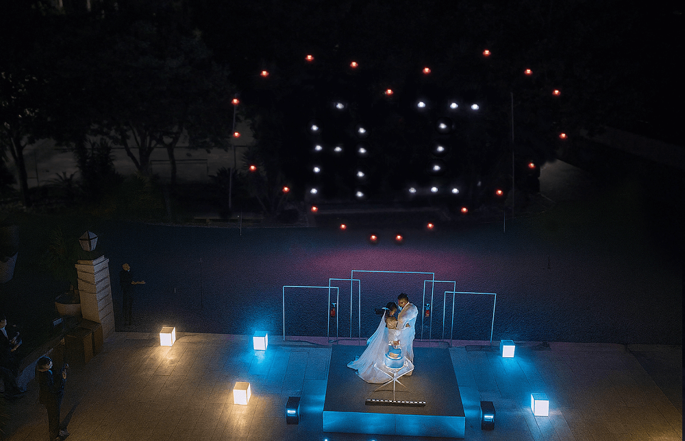 Drones a formar as inicias dos noivos.